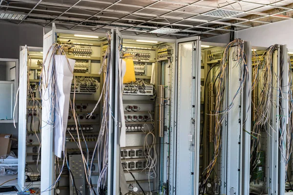 Sala de relevos con una variedad de cables en el proceso de instalación —  Fotos de Stock