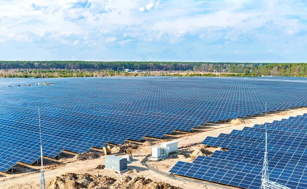 La construcción de una planta de energía solar - una vista superior — Foto de Stock