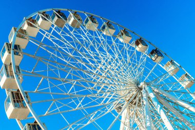 Mavi gökyüzünün arka planında dönme dolap