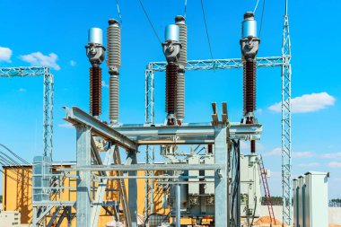 Yüksek voltaj donanımları-vakum şalterleri ve metal izolatörler