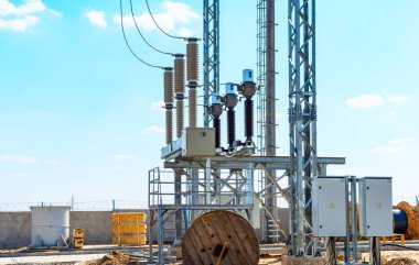 Yüksek voltaj donanımları-vakum şalterleri ve metal izolatörler