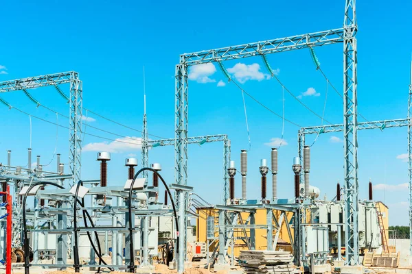 Elektrisk transformator station med en mängd hög spännings utrustning — Stockfoto