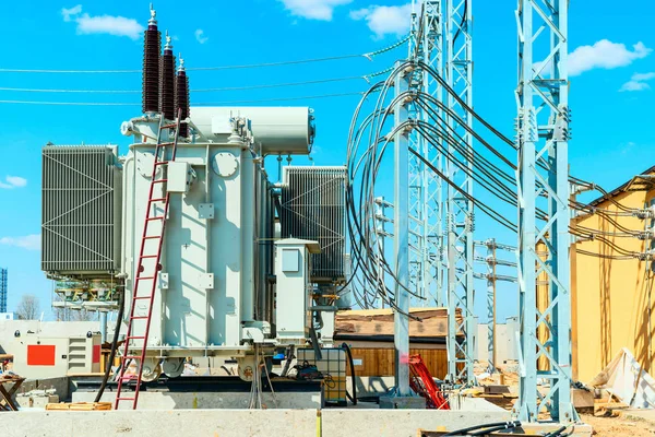 Transformateur haute tension 110 kV dans la sous-station électrique — Photo