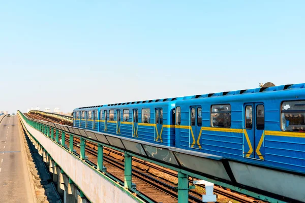 U-Bahn-Trasse auf der Brücke — Stockfoto