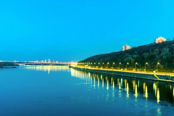 Yol ile akşamları kentin sahil manzarası — Stok fotoğraf