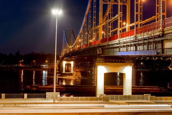 Nehrin karşısındaki renkli ışıklar ile yaya metal Köprüsü Telifsiz Stok Imajlar
