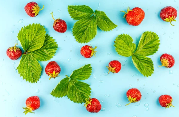 食感はイチゴで、水滴と緑の葉i — ストック写真