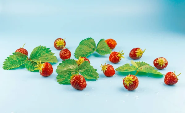 质地是草莓与水滴和绿叶我 — 图库照片