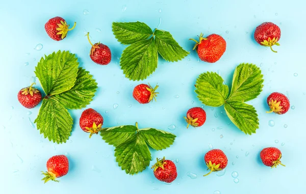 La textura es fresa con gotas de agua y hojas verdes i — Foto de Stock