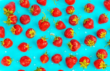 Doku turkuaz co su damlacıkları ile çilek