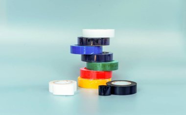 Gri arka plan üzerinde çok renkli yalıtım bantları kümesi