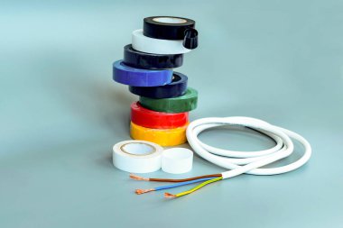 Gri bac üzerinde çok renkli yalıtım bantları ve beyaz kablo seti