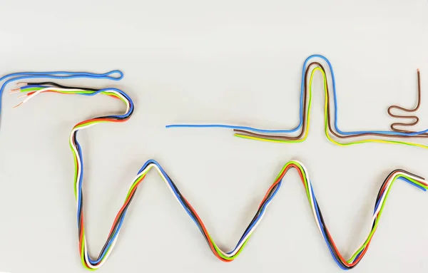 Yalıtımdaki teller farklı shap kavisli renklidir — Stok fotoğraf