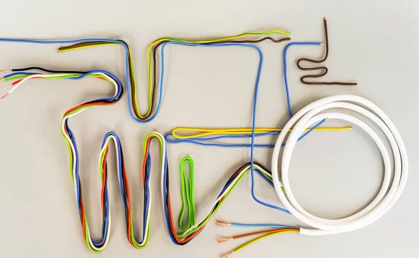 The wires of several types in colored insulation are curved in d — Stock Photo, Image