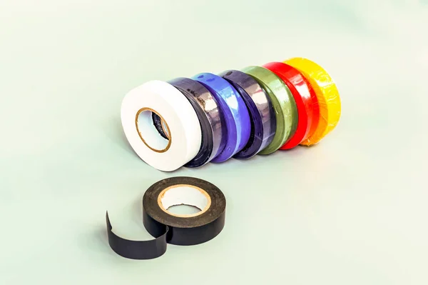 灰色の背景に多色絶縁テープのセット — ストック写真
