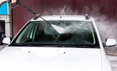 Bir basınç kullanarak bir arabanın ön camYıkama işlemi 