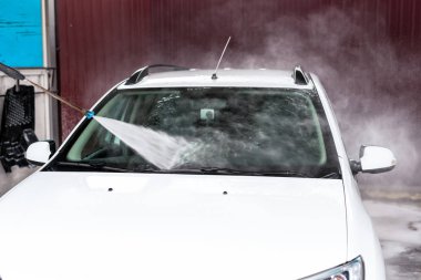 Bir basınç kullanarak bir arabanın ön camYıkama işlemi 