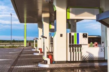 Çeşitli yakıt yakıt için sütunlu benzin istasyonu 