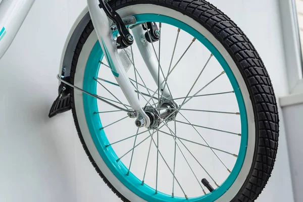 带金属辐条和绿松石边缘的自行车轮 — 图库照片