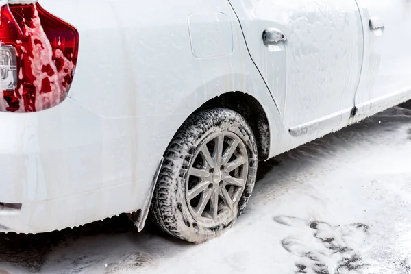 Espuma é aplicada ao corpo do carro — Fotografia de Stock