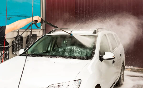 Le processus de lavage du pare-brise d'une voiture en utilisant une pression — Photo