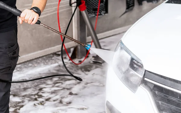 The process of washing the headlights of a car with the help of — Stock Photo, Image
