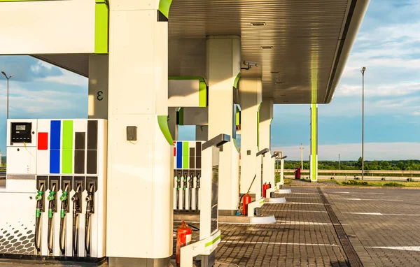 Çeşitli yakıt yakıt için sütunlu benzin istasyonu 