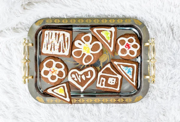 Galletas de Navidad en una bandeja de metal sobre un fondo de alfombra blanca — Foto de Stock