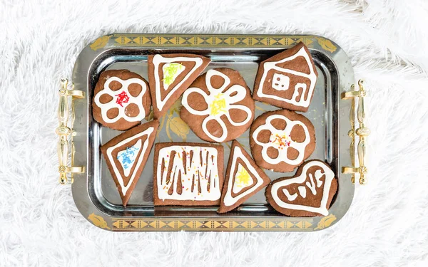 Galletas de Navidad en una bandeja de metal sobre un fondo de alfombra blanca — Foto de Stock