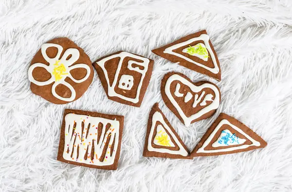 Galletas de Navidad para Santa Claus en una alfombra blanca esponjosa — Foto de Stock