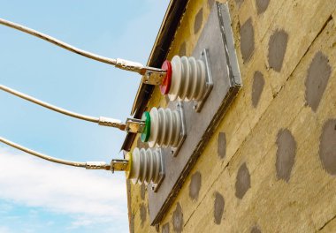 Yalıtımsız alüminyum telli izolatörler.