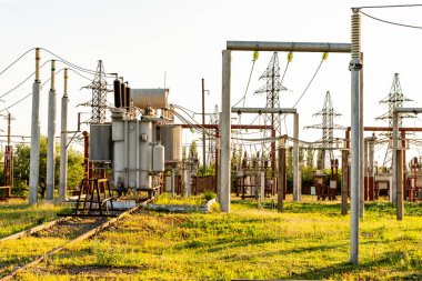 Açık alanda yüksek voltajlı ekipmanlara sahip alt istasyon