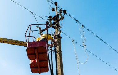 Bir el ile kabloyu bir desteğe bağlama süreci