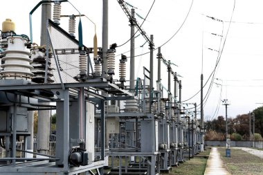 Açık alanda yüksek voltajlı ekipmanlara sahip alt istasyon