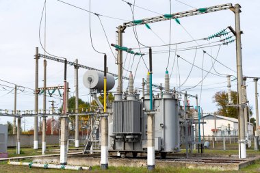 Elektrik santrallerinde çeşitli donanımlı yüksek voltajlı trafolar.