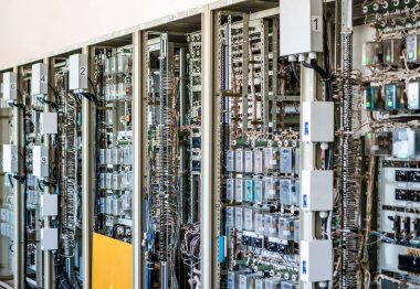 Güç santralini kontrol etmek için ekipmanlı dolaplar.