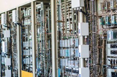 Güç santralini kontrol etmek için ekipmanlı dolaplar.