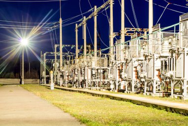 Geceleri yüksek voltajlı elektrik santrali