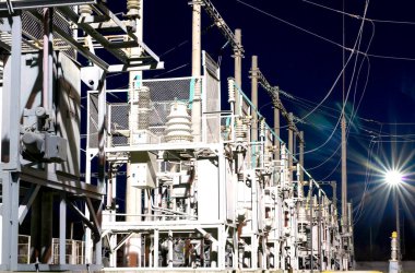 Geceleri yüksek voltajlı elektrik santrali