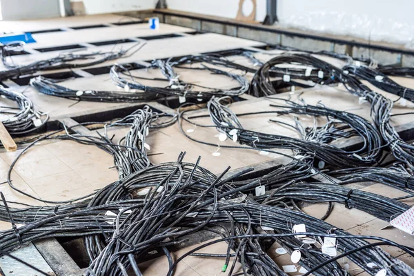 Ett stort antal kablar i relärummet — Stockfoto
