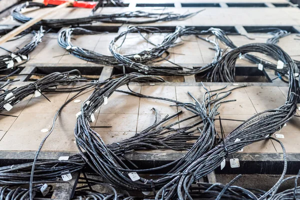 Velký počet kabelů uložených v relé místnosti — Stock fotografie