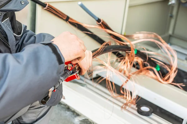 Removing the insulating layer from the cable — Stock Photo, Image