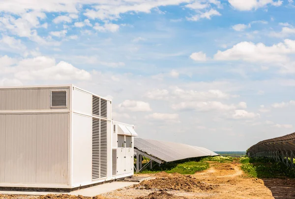 Transformador e inversor sobre fondo de paneles solares —  Fotos de Stock