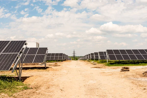 Secciones de paneles solares sobre el fondo azul del cielo —  Fotos de Stock