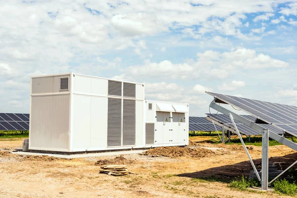 Transformador e inversor sobre fondo de paneles solares — Foto de Stock