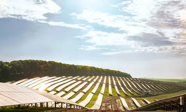 Filas de paneles solares en las empinadas colinas del campo —  Fotos de Stock