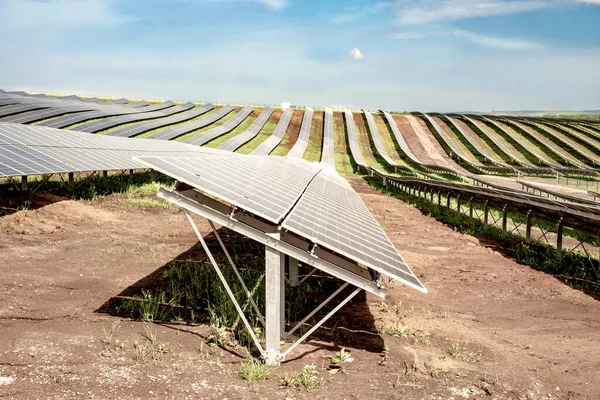 Filas de paneles solares en las empinadas colinas del campo —  Fotos de Stock