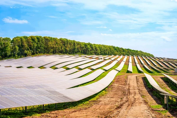 Filas de paneles solares en las empinadas colinas del campo —  Fotos de Stock