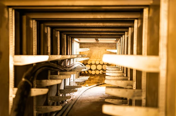 Túnel de cabo sob usina — Fotografia de Stock