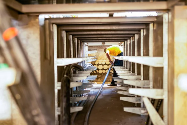 The process of laying a high-voltage cable in a cable tunnel — Stock Photo, Image